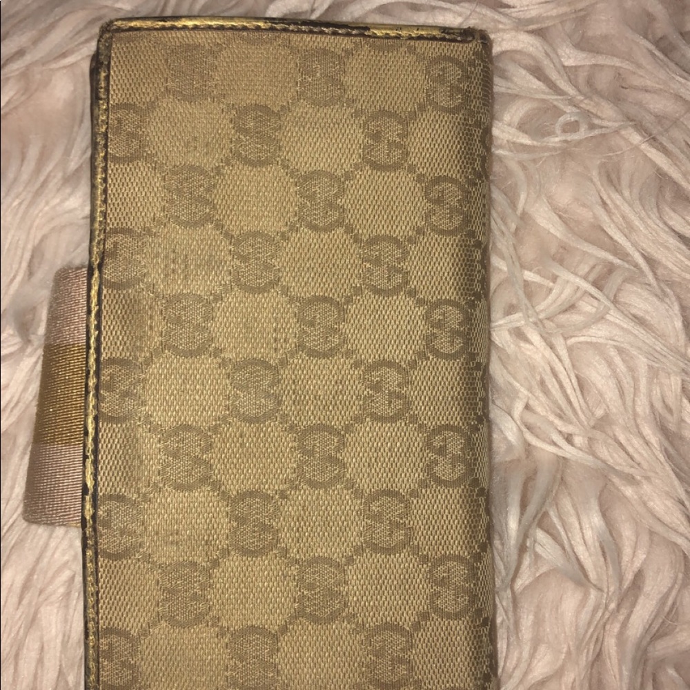 AUTHENTIC 💯 GUCCI WALLET 💕💕